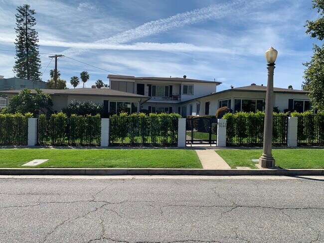 Foto del edificio - 3172 Rowena Ave
