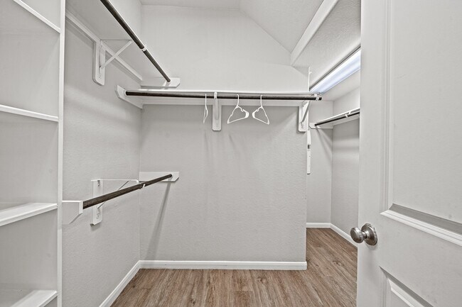 Foto del edificio - 13826 Andover Park Dr