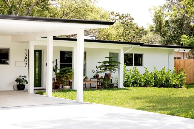 Photo - 1207 Falcon Dr House