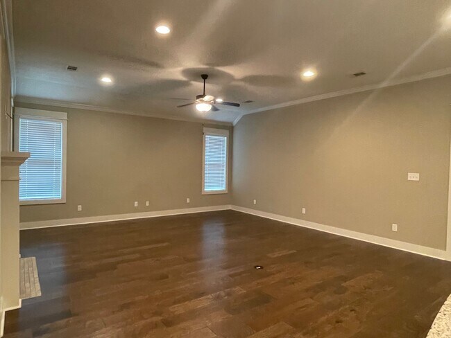 Foto del edificio - 15619 Long Creek Ln