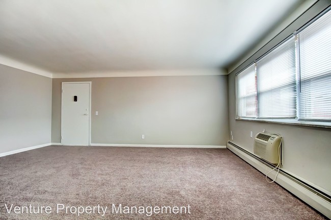 Foto del edificio - 7815-7821 Dawn Rd