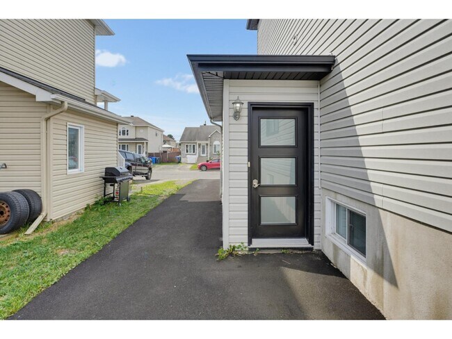 Building Photo - 315 Rue Sabourin