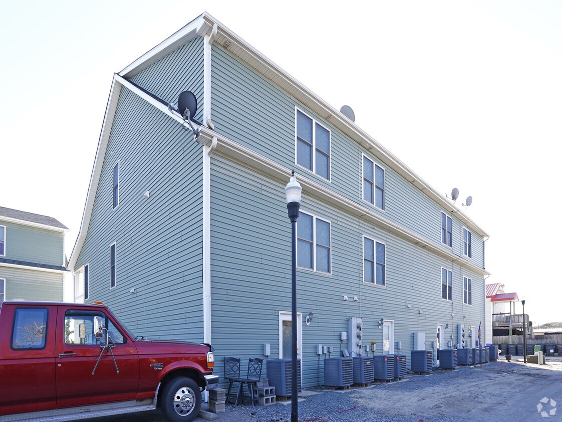 Building Photo - 5016 E Oak Island Dr