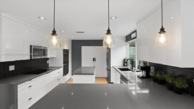 Building Photo - 18701 Shauna Manor Dr