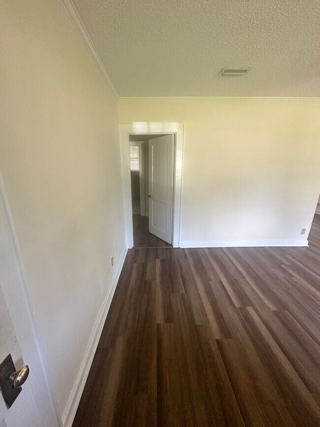 Foto del edificio - Check Out This 3 Bedroom/1 Bath House!