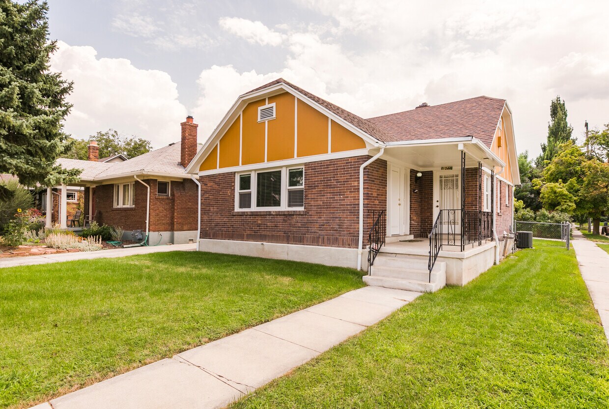 Primary Photo - 1044 E Roosevelt Ave