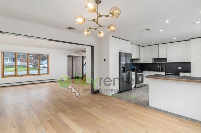 Foto del edificio - Spacious 4-Bedroom Home in Maywood | Yard, Home Office & Solar Panels