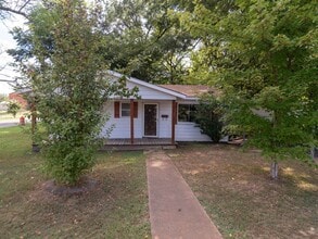 Building Photo - 610 N Fir St