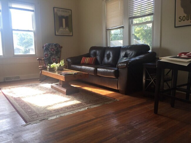 Foto del edificio - 3 BED home with rear patio available AUGUST!