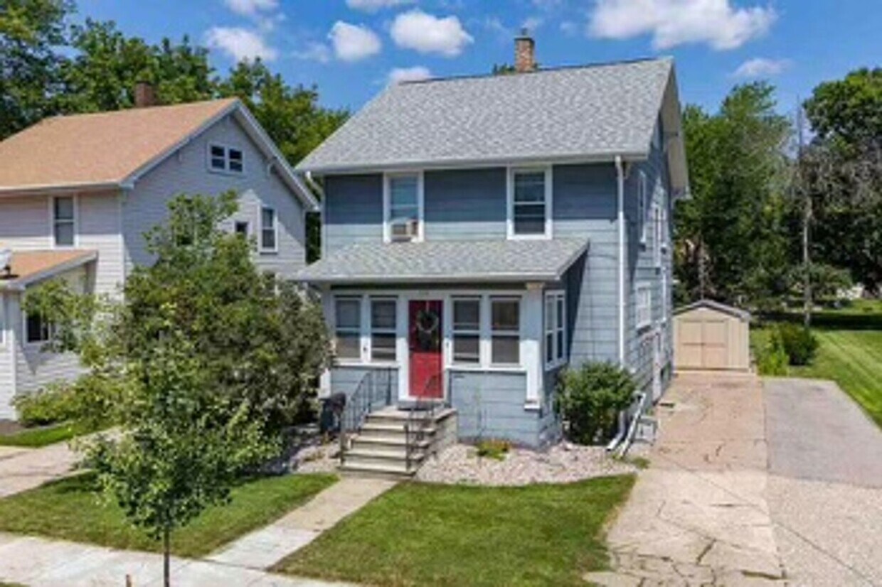 Primary Photo - Charming 3 Bedroom House
