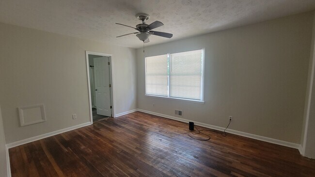 Master bedroom - 2475 Dawn Dr