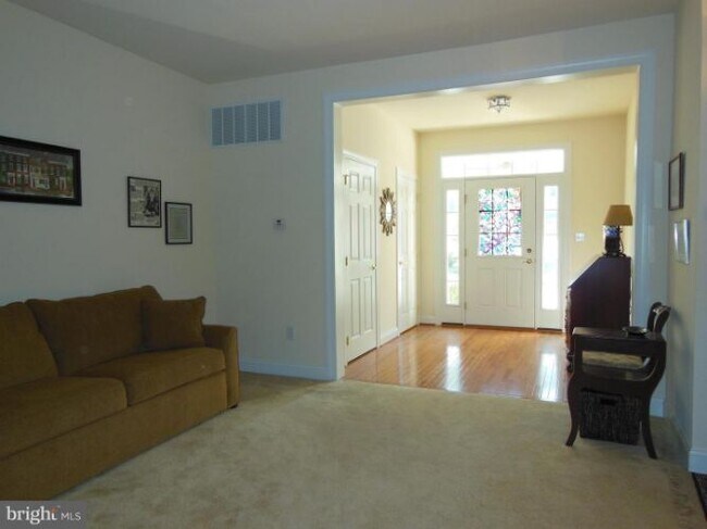 Building Photo - 281 Deepdale Dr