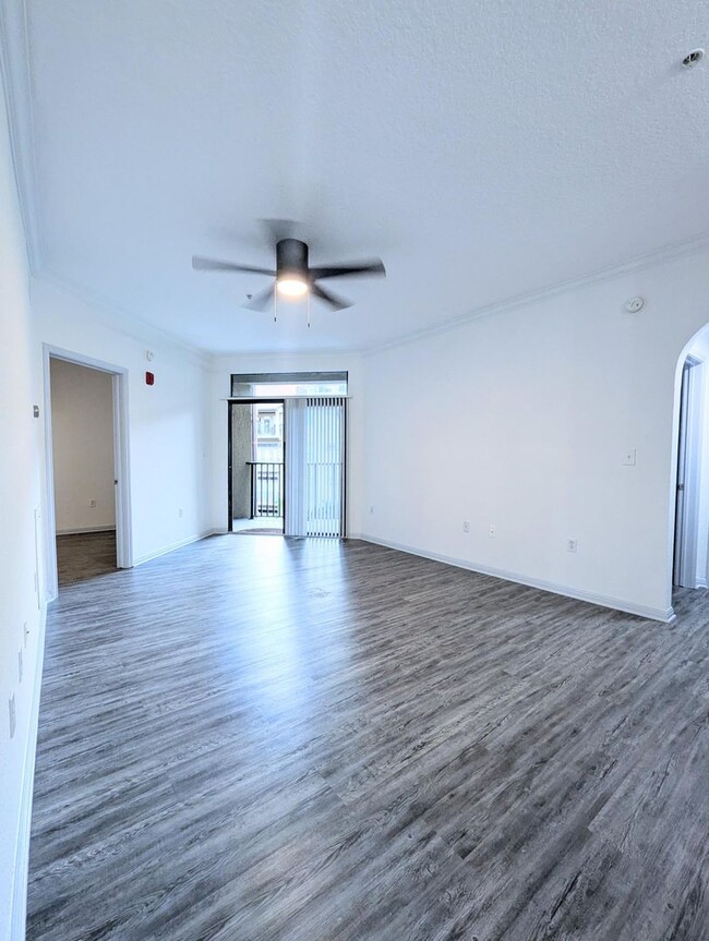 Building Photo - Spacious 2x2 New paint throughout, include...