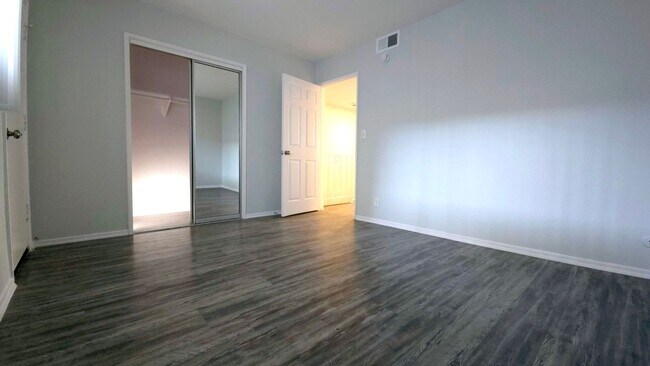 Interior Photo - 18411 Vincennes Street