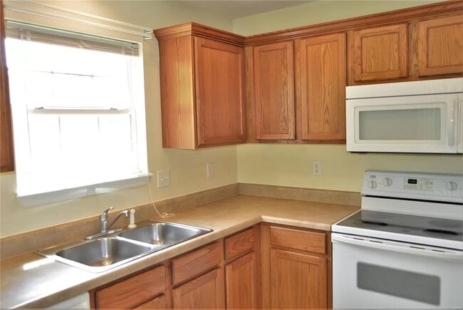 Kitchen - 24110 Tanglewood Rd
