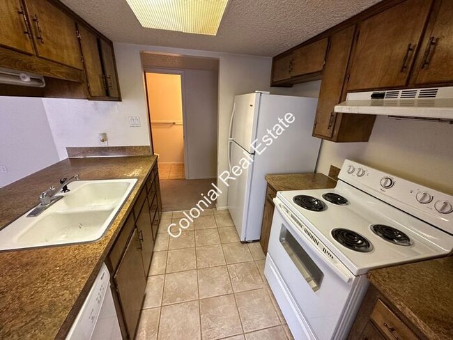 Building Photo - Spacious and updated 2 bedroom 1 & 1/2 bat...