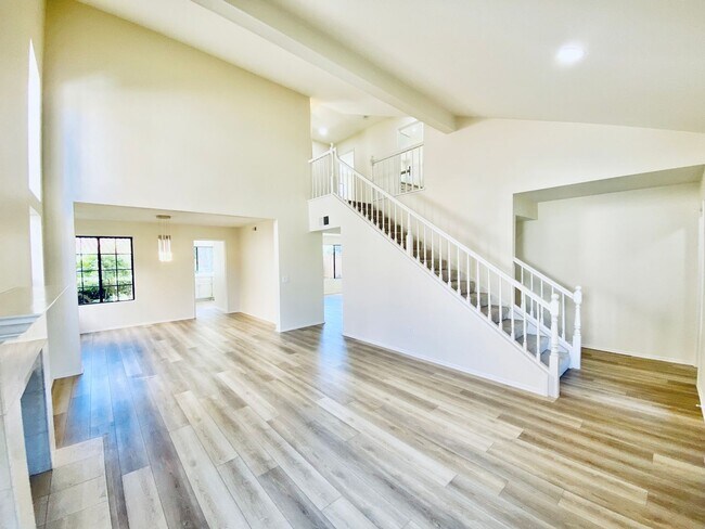 Building Photo - Bright and Sunny 4 Bedroom in Carmel Valle...