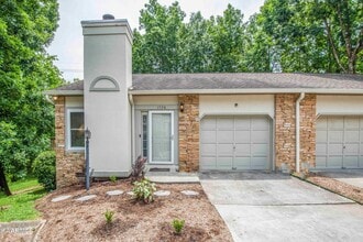 Building Photo - 1728 Stone Hedge Dr