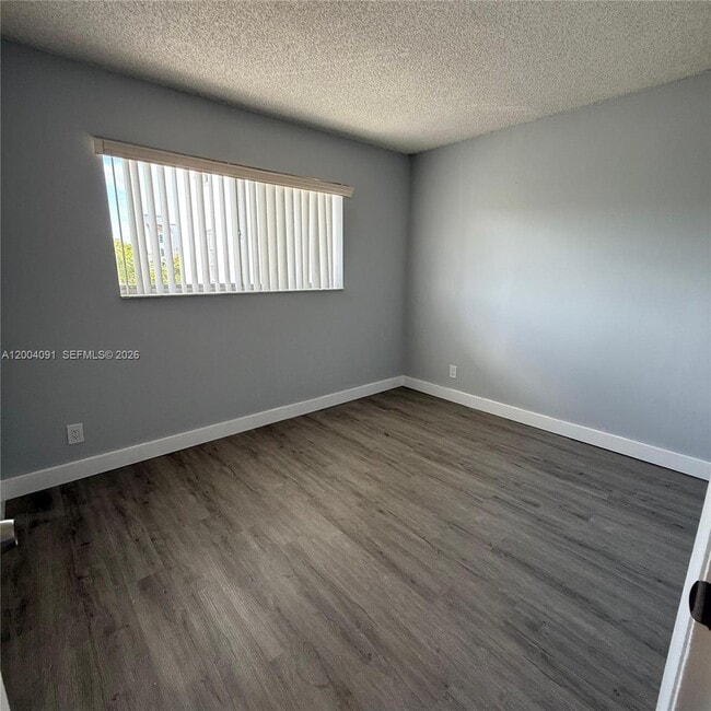Foto del edificio - 8710 N Sherman Cir