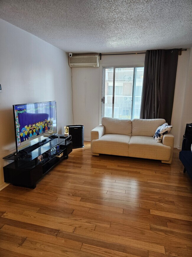SALON - 10100 Rue Paul-Comtois