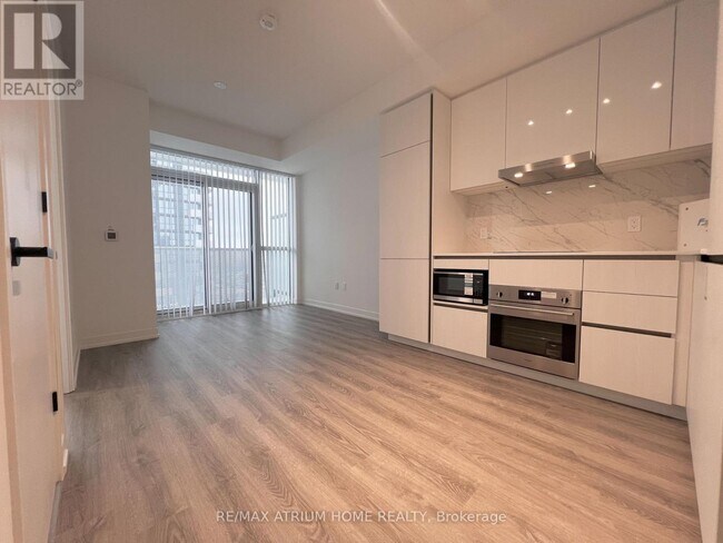 Photo du bâtiment - 8 Interchange Wy