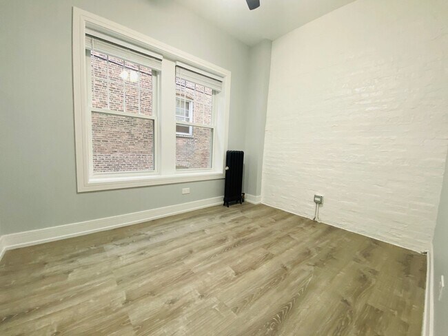 Building Photo - 1057 W Glenlake Ave