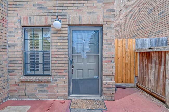 Foto del edificio - 9850 Pagewood Ln