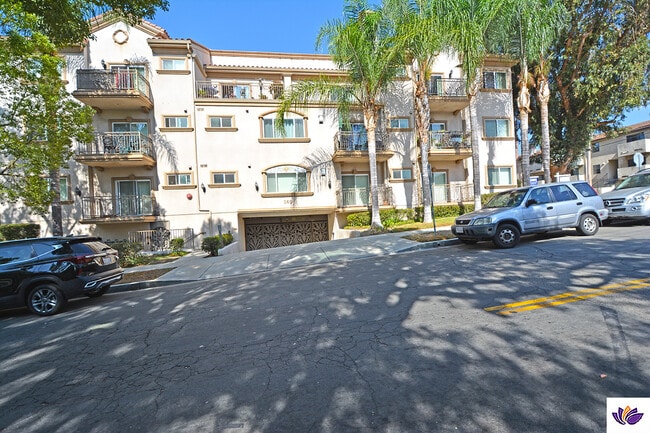 Building Photo - 565 E San Jose Ave