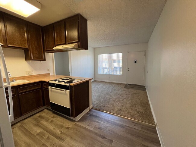 Building Photo - UPSTAIRS 1 BED 1 BATH w/ ONSITE LAUNDRY As...
