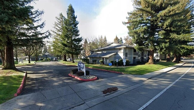 Building Photo - 1650 Forest Ave
