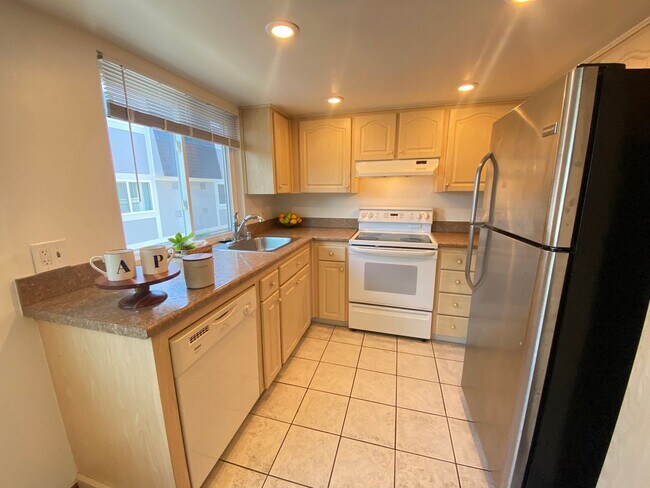 Foto del edificio - Two Bedroom Townhome W/ Parking, Dishwasher & In Unit Washer/Dryer!