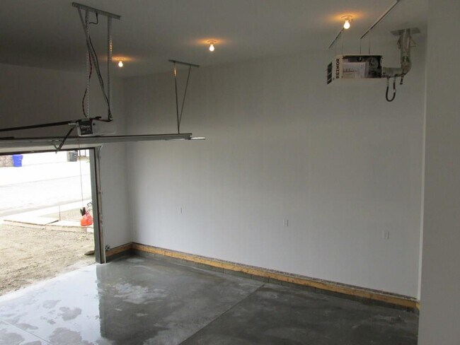 Building Photo - 4 Bed 3 Bath Unit in Olds, AB