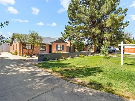 Building Photo - "Charming 1-Bedroom Oasis in Central Phoenix – Cozy 550 Sq Ft Retreat!"