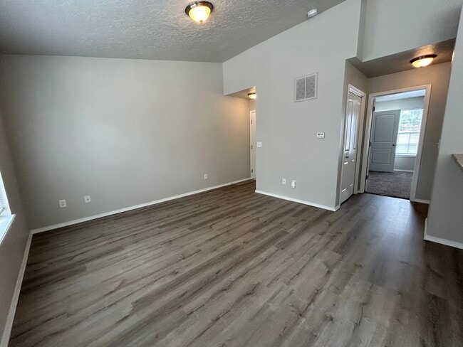Building Photo - 1621 S Eagleson Rd
