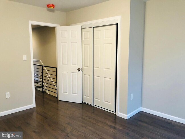 Master Bedroom - 916 Daly St