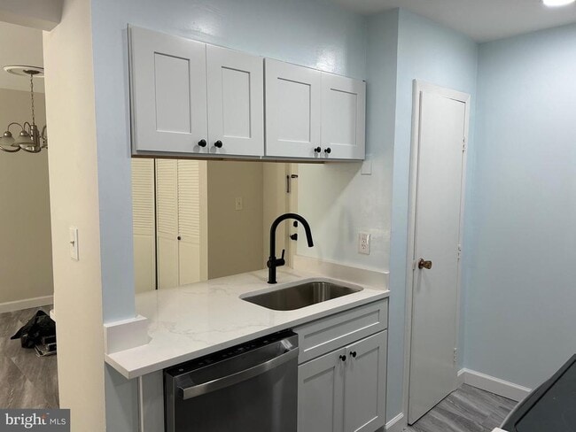 Foto del edificio - 5823 Royal Ridge Dr