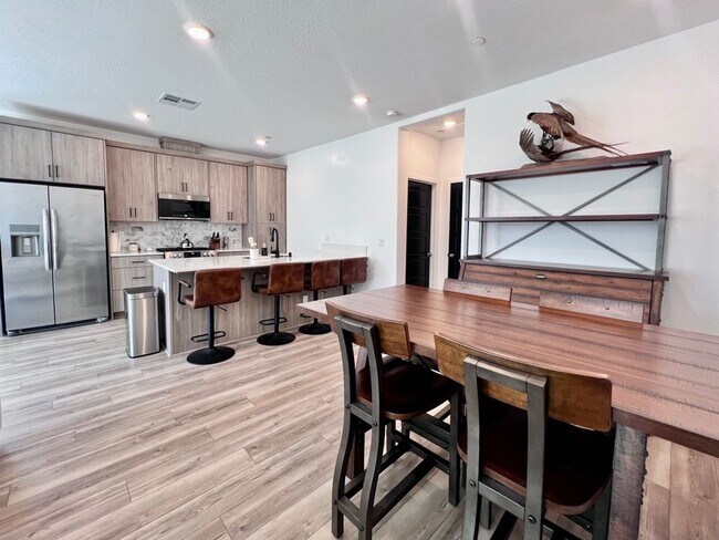 Foto del edificio - $2,295 Herndon & Peach, 2 Bedroom Townhous...