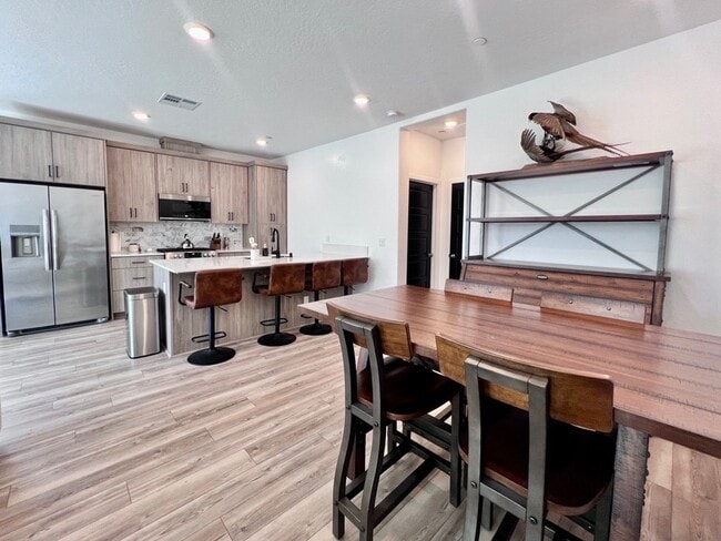 Foto del edificio - $2,395 Herndon & Peach, 2 Bedroom Townhous...