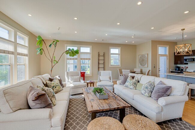 Foto del edificio - Stunning 3BR/2.5BA Condo in Prime Belmont/...