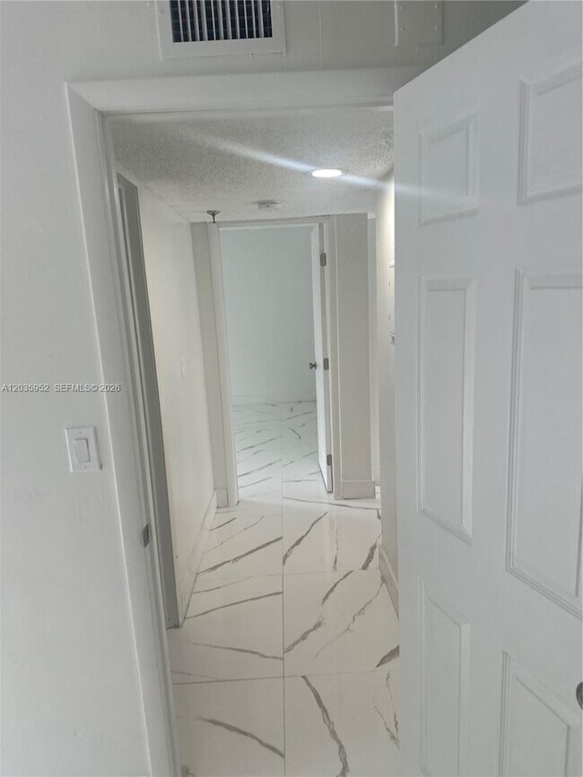 Foto del edificio - 17050 NW 55th Ave