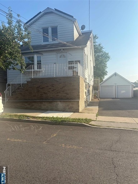 Photo - 240 Church St