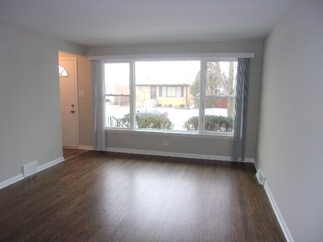 Building Photo - Don't miss this nicely updated 3 bedroom b...