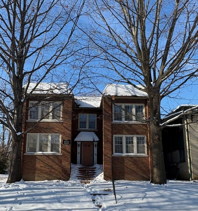 Building Photo - 905 N Sheridan Rd