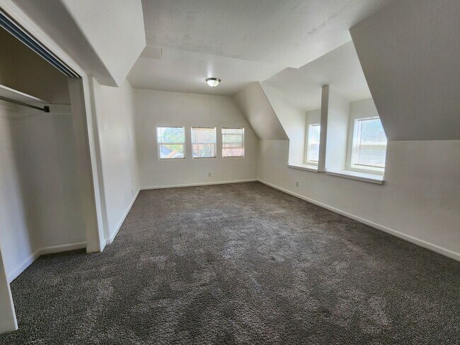 Foto del edificio - 1123 E 5th St