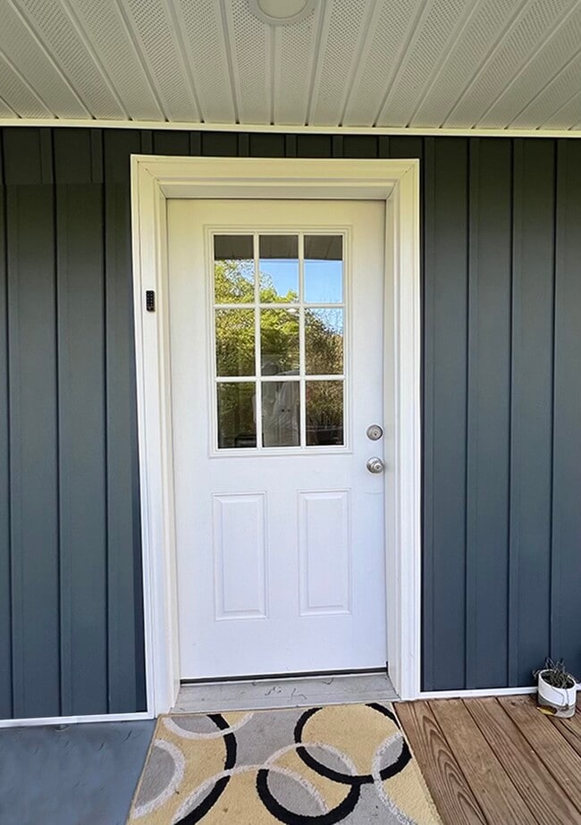 Private entrance - 1007 N Peace Haven Rd House