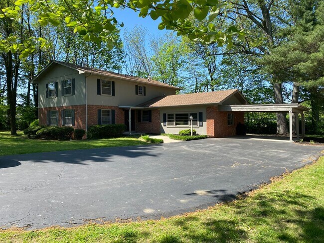 Foto del edificio - Kennedy Drive Retreat - 4 bedrm with bonus and billards room