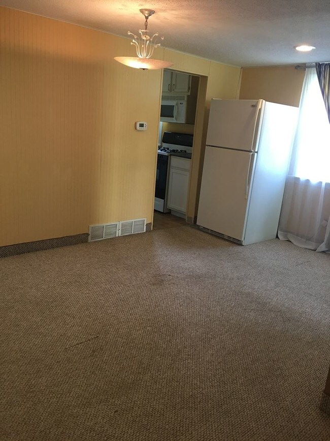 Building Photo - 2 br, 1 bath House - 3910 Davison Ave