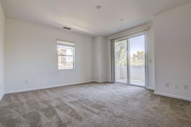 Foto del edificio - Beautiful 4 Bedroom, 2.5 Bath Condo for Rent in Elk Grove
