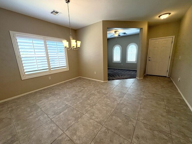 Building Photo - 4 bedroom plus Den 3 car garage with sparkling pool Vail School District