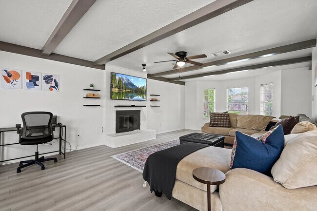 Building Photo - 604 Lochnell Dr